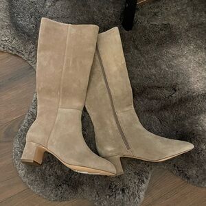Like new: Ann Taylor Block Heel Suede Boots